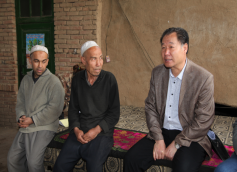 与村民亲切交流